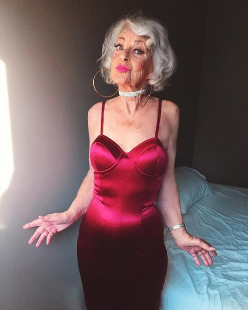 Внимание!  Только в том случае, если старость, то только такая: на позитиве и активном образе жизни! 04