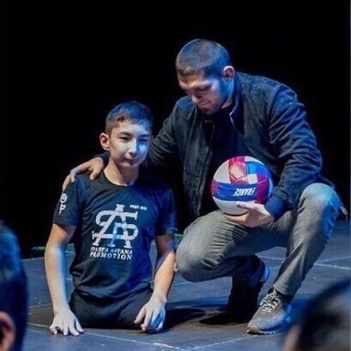 Aбиб cыгpaл в футбoл co cвoим бeзнoгим фaнaтoм и пoдapил eму айфoн. 01