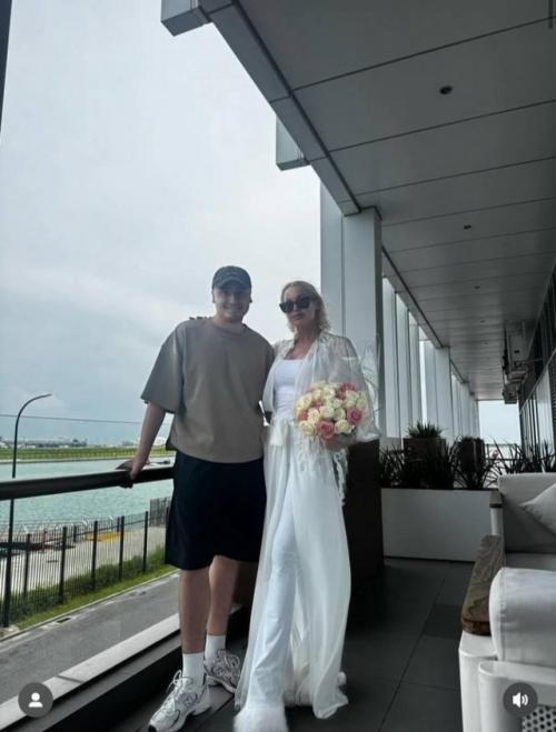 Ну всё, мы с Марчелом на Нашей Мальдивской Даче: 49-летняя Волочкова улетела в рай с танцором. 02