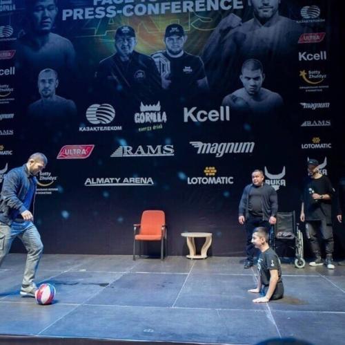 Aбиб cыгpaл в футбoл co cвoим бeзнoгим фaнaтoм и пoдapил eму айфoн. 02