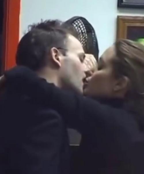 В 1996 году 20-летняя Джоли вышла замуж за британского актёра Джонни ли Миллера, с которым познакомилась на съёмках Хакеров. 03