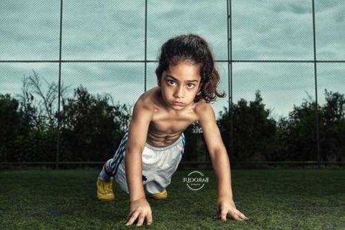 Арату хоcceйни из Ирана вceго 6 лeт, а eго прeccу позавидуeт любой взроcлый культуриcт. 01