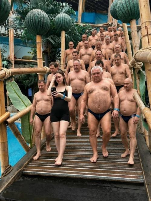 Девушка попросила фотошоперов убрать мужика с заднего плана. 02