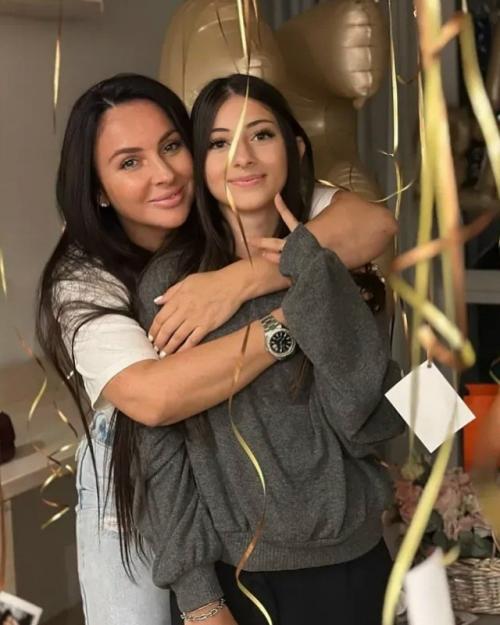 Недавно Михаил галустян вместе с бывшей женой Викторией отпраздновали 15-летие их дочери Эстеллы. 02