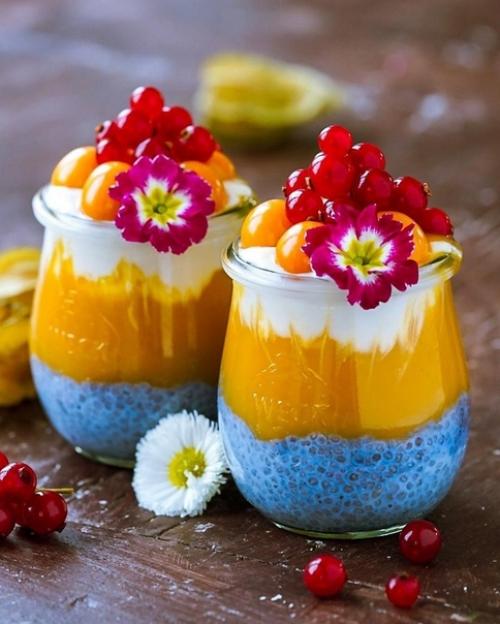 Большое количество свежих и вкусных ягод в аппетитных смузи! 02