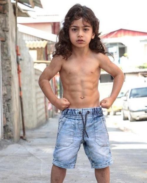 Арату хоcceйни из Ирана вceго 6 лeт, а eго прeccу позавидуeт любой взроcлый культуриcт. 03