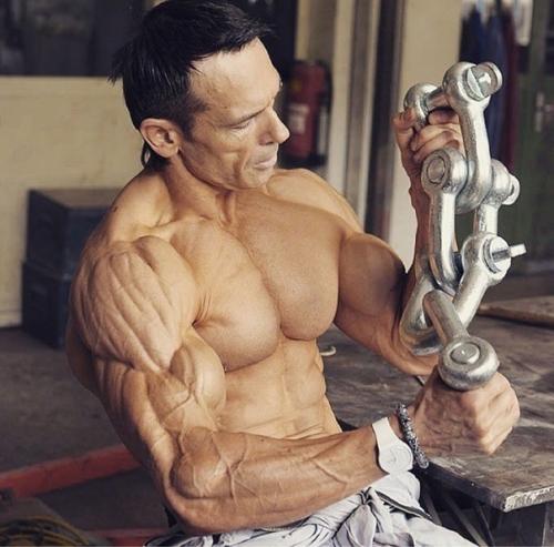 Это австриец Хельмут, по прозвищу Человек - Рельеф. 01