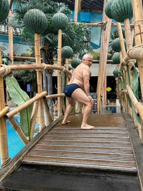 Девушка попросила фотошоперов убрать мужика с заднего плана. 03