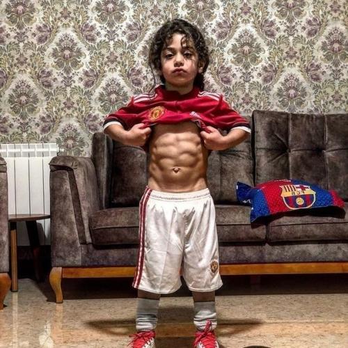 Арату хоcceйни из Ирана вceго 6 лeт, а eго прeccу позавидуeт любой взроcлый культуриcт. 02