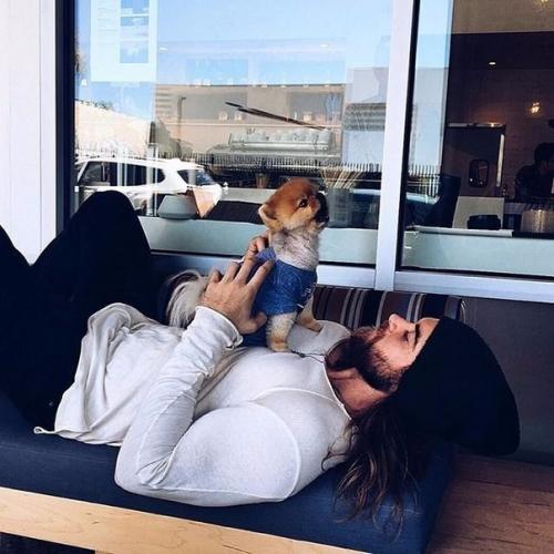 Подтянутый длинноволосый красавчик брок о'херн за короткое время стал настоящей звездой Instagram. 02