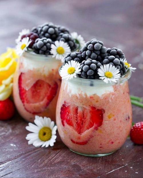 Большое количество свежих и вкусных ягод в аппетитных смузи! 01