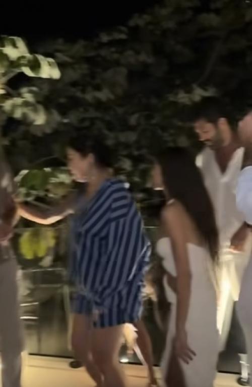 Пока у Бони гремит музыка, свечи горят и гости танцуют, Косенко спокойно проводит время на вечеринке в другой стране. 01