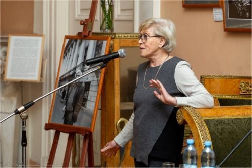 Какая она маленькая, какая она великая. 03