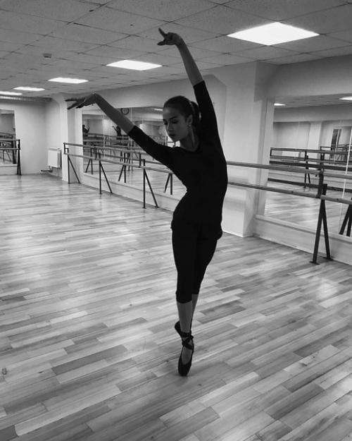 Алина Загитова - российская фигуристка, выступающая в одиночном катании. 03