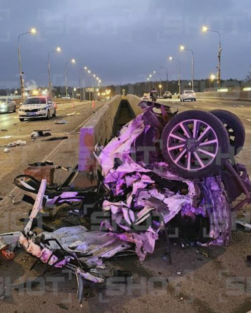 Пьяная москвичка устроила жёсткое ДТП на Мкад, пытаясь уйти от полиции, её автомобиль разорвало на две части. 

