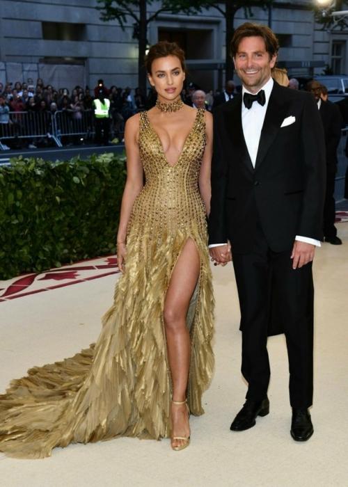 Брэдли Купер не явился на церемонию Золотой Глобус - он предпочёл провести вечер с Джиджи хадид. 02