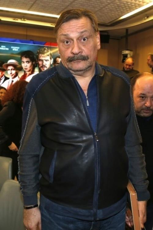 Анатолий кот сыграет роль Воланда, с которой раньше выходил на сцену недавно уволенный из МХТ Назаров. 01