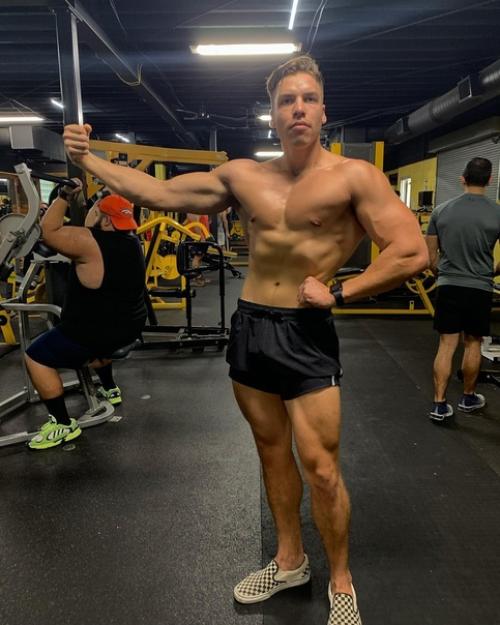 Сын Арнольда шварценеггера серьезно занялся собой. 02