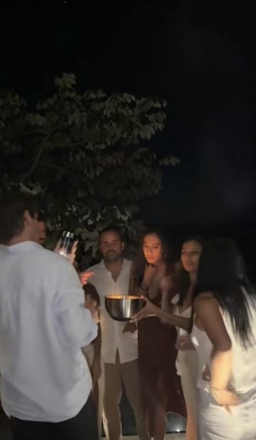 Пока у Бони гремит музыка, свечи горят и гости танцуют, Косенко спокойно проводит время на вечеринке в другой стране.  