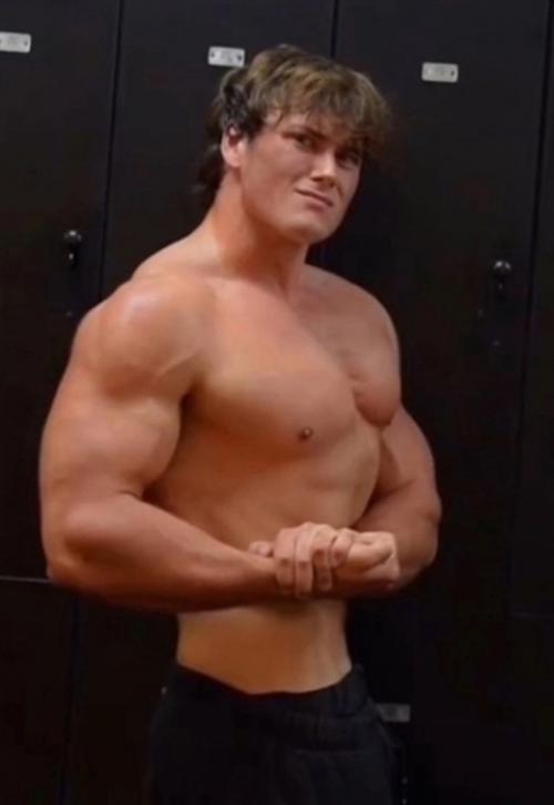 Атлет бэнкс.  Такая форма была достигнута за один год. 02