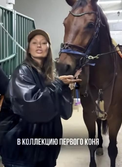 Энджи решила, что просто кататься - это скучно. 01