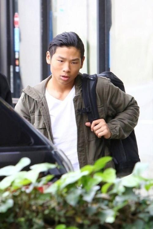 Средний сын Анджелины Джоли и Брэда питта пакс тьене стал художником и решил отказаться от звездных родителей. 02