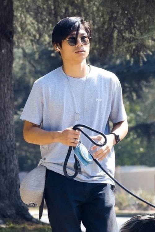 Средний сын Анджелины Джоли и Брэда питта пакс тьене стал художником и решил отказаться от звездных родителей. 01