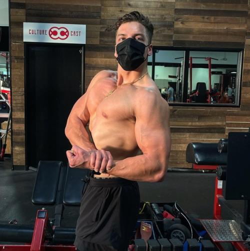 Сын Арнольда шварценеггера серьезно занялся собой. 01