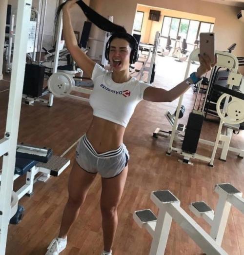 Ариана Джеймс - одна из самых известных фитнес моделей на данный момент. 02