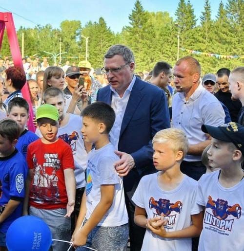 Команда Александра шлеменко в родном городе бесплатные спортплощадки ставит. 02