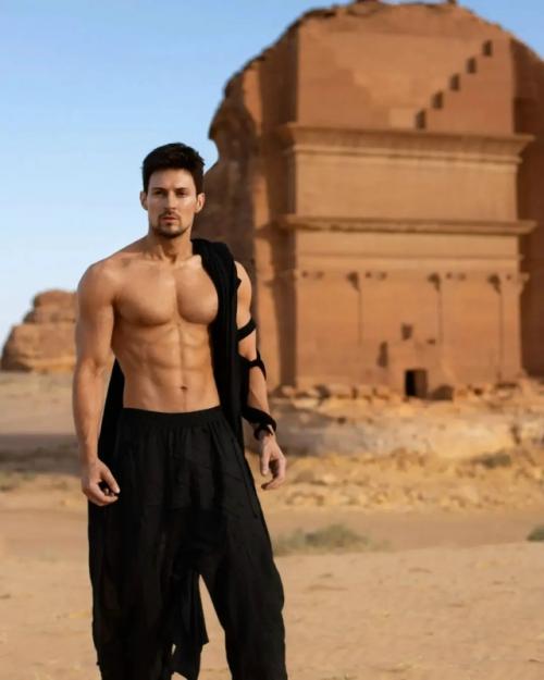 Рэпер The Limba поделился историей о своей встрече с Павлом Дуровым в Дубае.

