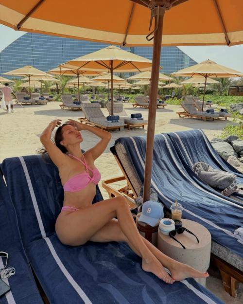 Виктория боня продемонстрировала свои ноги, которые уже выглядят стареющими.

