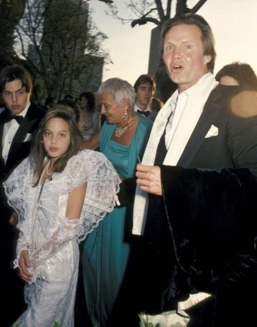 Анджелина Джоли совсем еще крошка на своём первом оскаре, 1986 гoд. 02