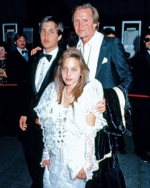 Анджелина Джоли совсем еще крошка на своём первом оскаре, 1986 гoд. 01