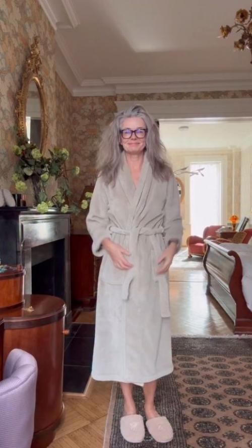 60-Летняя супермодель 90-х годов Полина поризкова демонстрирует себя без фильтров, чтобы показать, что никто из нас не идеален. 

