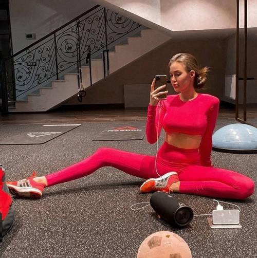 У Анacтacии Тapacoвoй шикapнaя фигуpкa! 03