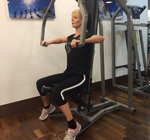 Певица валерия активно занимается спортом. 03