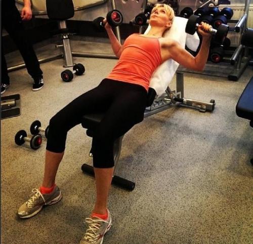 Певица валерия активно занимается спортом. 04