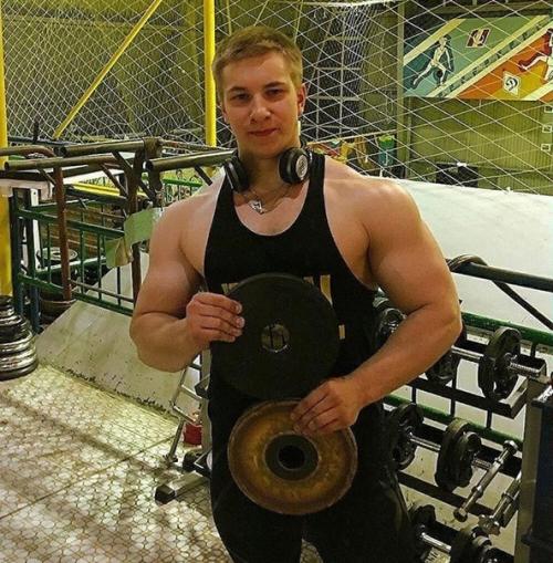 Как менялся абсолютный чемпион России по бодибилдингу - Виталий угольников. 02