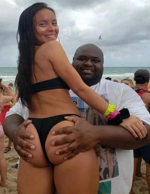 Парень переехавший из Уганды в Майами пользуется огромным успехом у девушек на пляже. 02