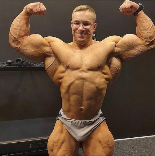 Как менялся абсолютный чемпион России по бодибилдингу - Виталий угольников. 07