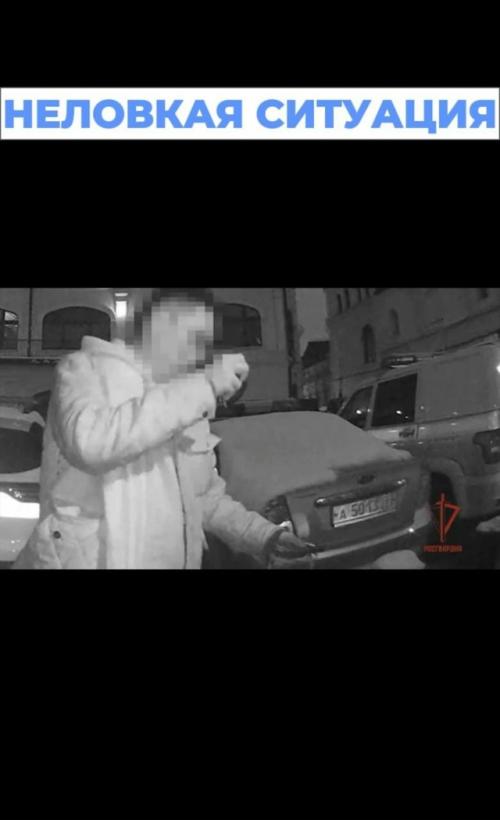 Анекдот дня: в Москве парень выронил пакетик с запрещенным веществом прямо перед сотрудником омона. 
