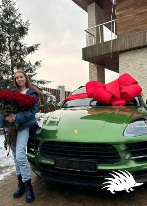 Вика Складчикова похвасталась шикарным подарком ко дню рождения от любимого мужа. 01