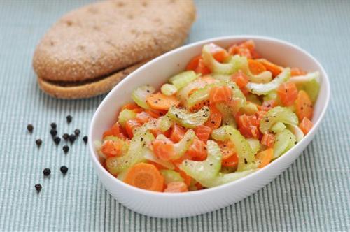 Салат из лосося, сельдерея и моркови.