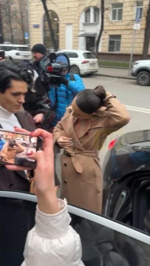 Беременная лерчек вместе с возлюбленным Луисом сквиччиарини приехала в суд, чтобы оспорить домашний арест. 

