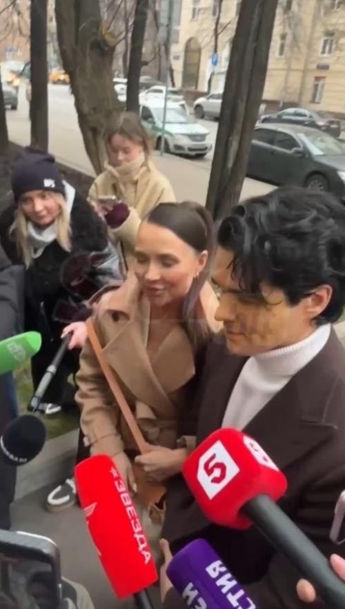 Беременная лерчек вместе с возлюбленным Луисом сквиччиарини приехала в суд, чтобы оспорить домашний арест. 01