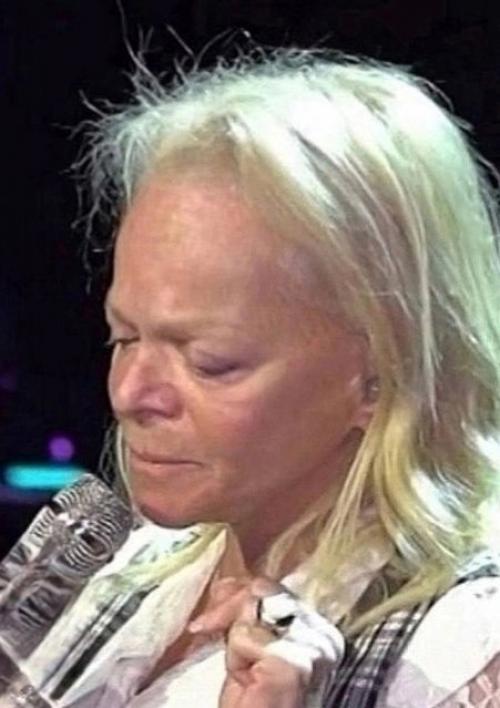 Вот как выглядит без косметики та, кто ранее критиковала других за их внешний вид.

