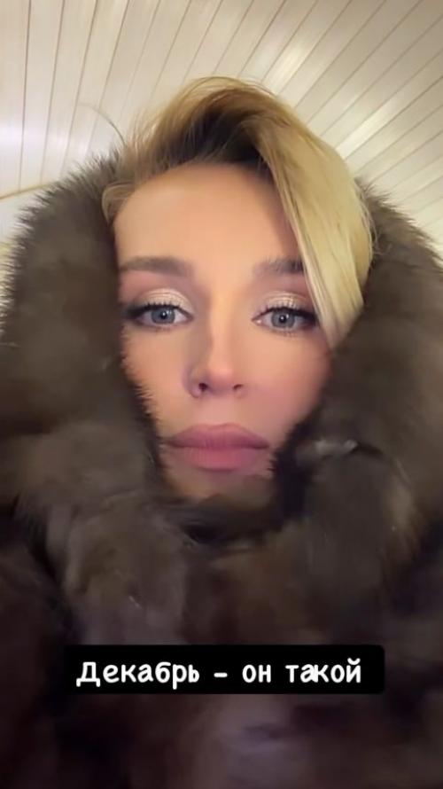 Лолита вместе с Полиной Гагариной теперь добираются на работу на метро. 01