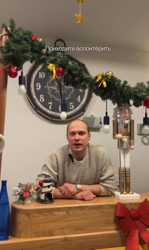 Накануне нового года Юра Борисов посетил маленьких ребят, находящихся в детском хосписе Дом с Маяком. 01