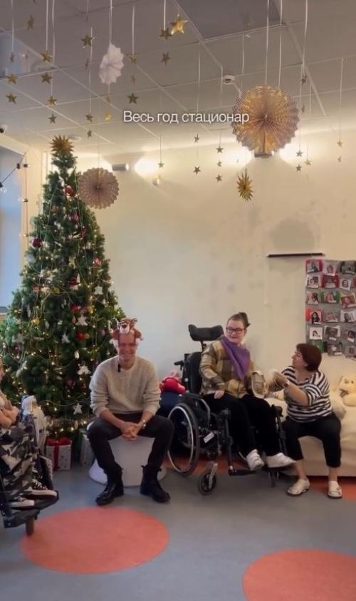Накануне нового года Юра Борисов посетил маленьких ребят, находящихся в детском хосписе 